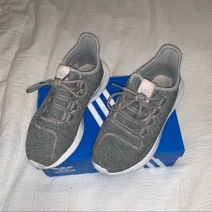 Size 6.5 Adidas Tubular I’m good condition, color grey.